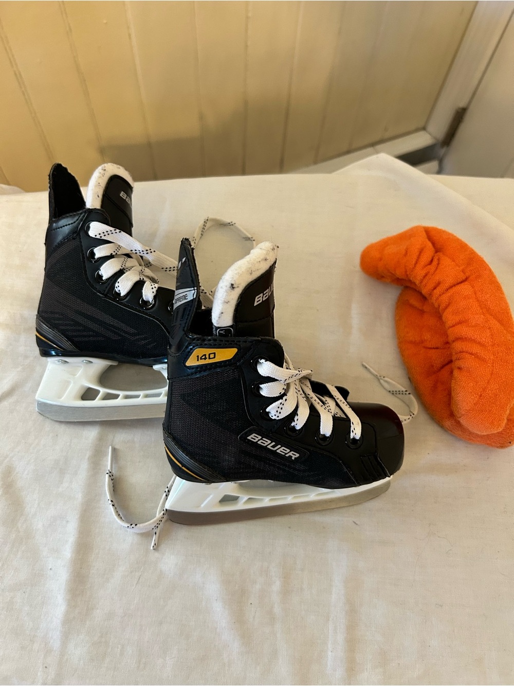 Bauer Supreme S140 Youth Ice Hockey Skates Size Y7R + Skate Soakers (EUC)